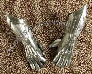 Gothic wearable armor gauntlets